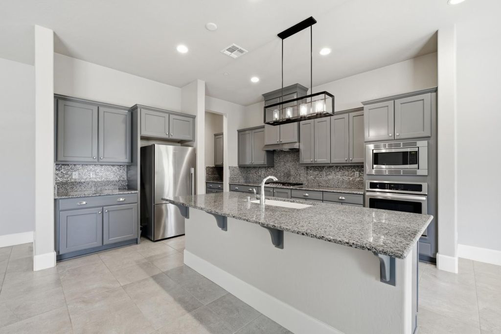Image 11 of property listing at 602 Pinnacle Drive W, Madera, CA 93636