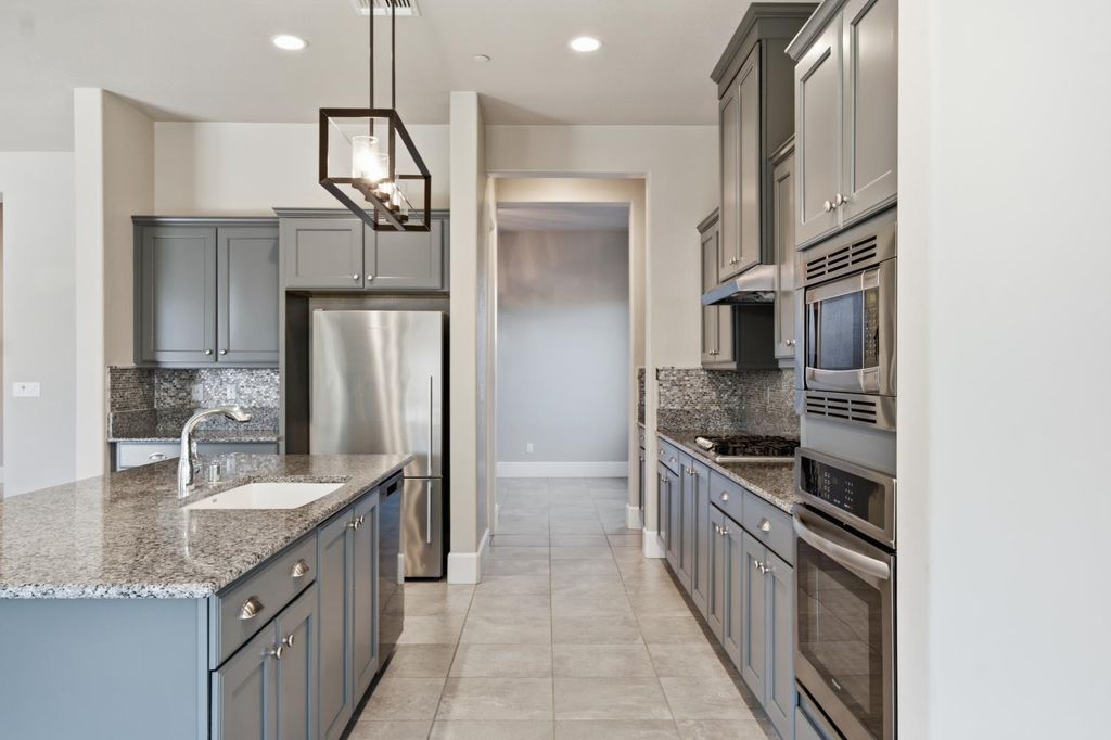Image 12 of property listing at 602 Pinnacle Drive W, Madera, CA 93636