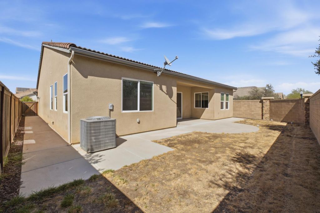 Image 40 of property listing at 602 Pinnacle Drive W, Madera, CA 93636