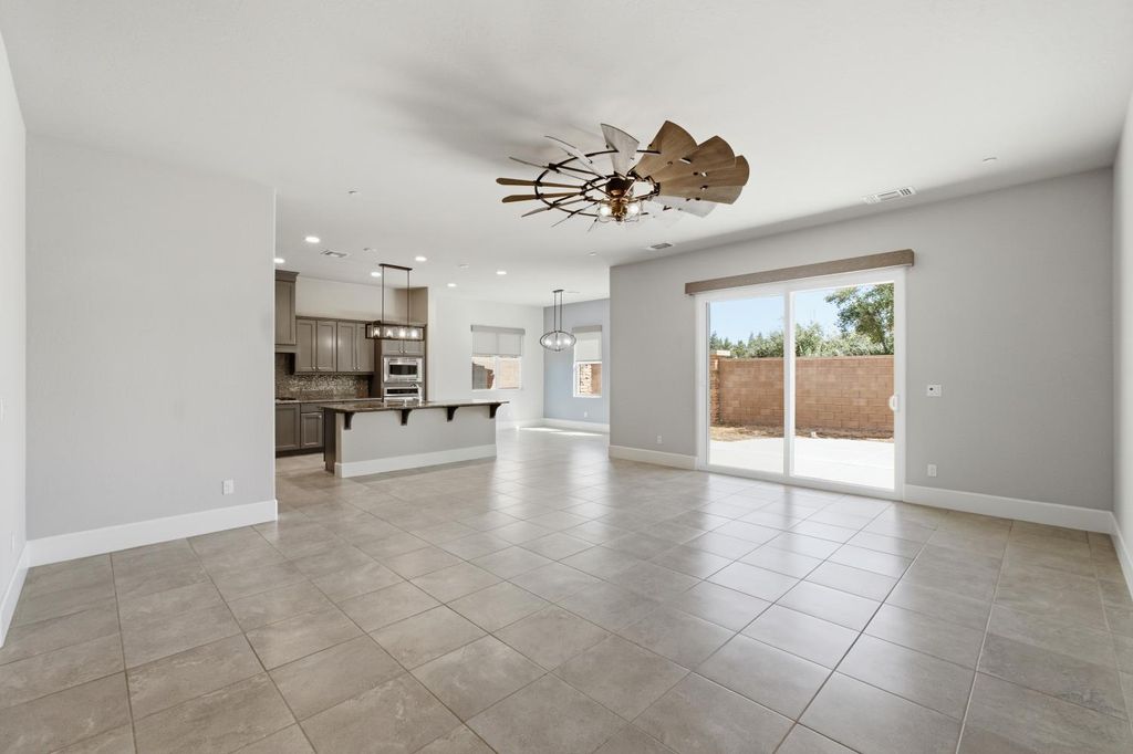 Image 5 of property listing at 602 Pinnacle Drive W, Madera, CA 93636