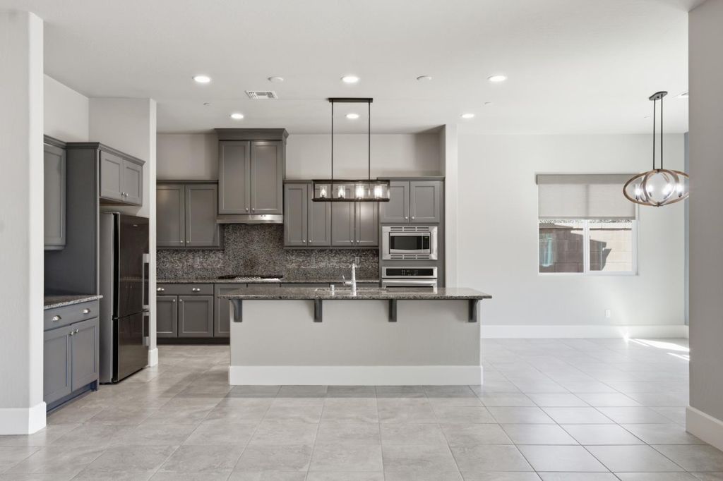 Image 7 of property listing at 602 Pinnacle Drive W, Madera, CA 93636