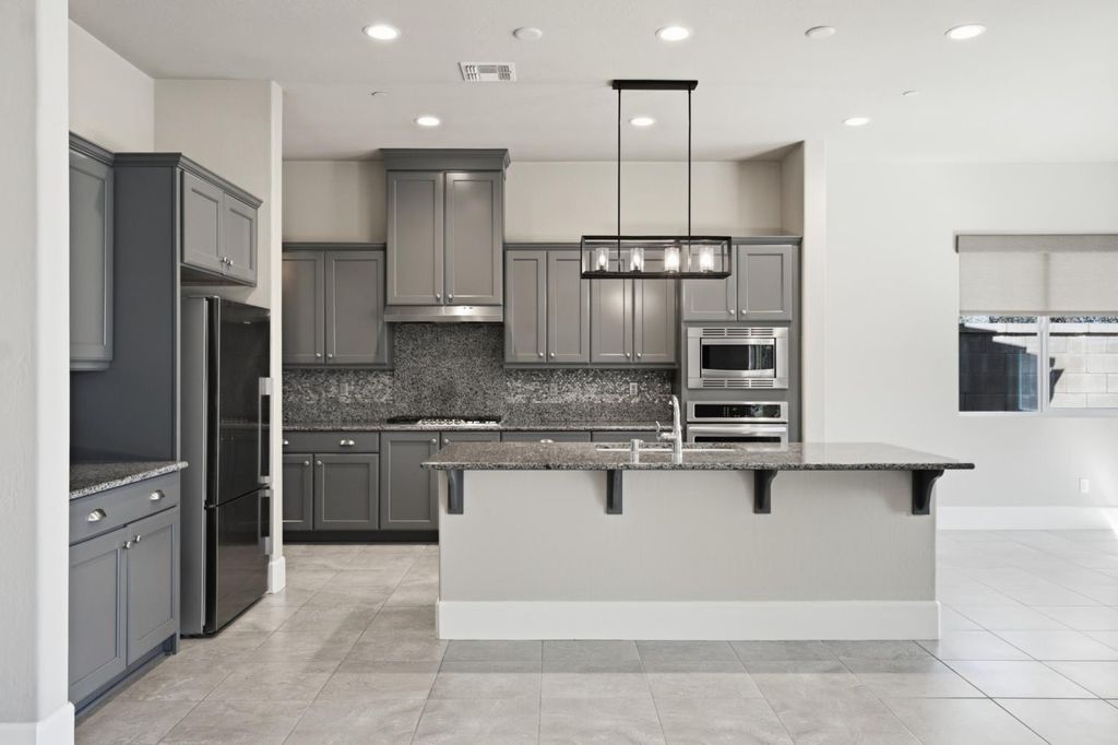 Image 9 of property listing at 602 Pinnacle Drive W, Madera, CA 93636