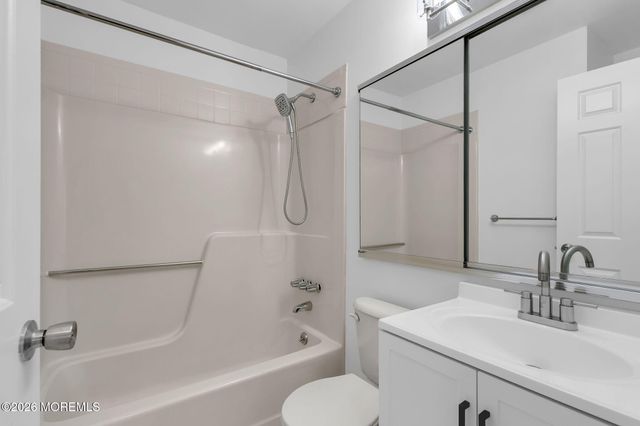 89 Oak Lane, Eatontown, NJ 07724