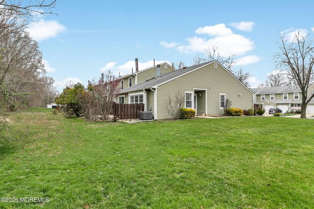 89 Oak Lane, Eatontown, NJ 07724