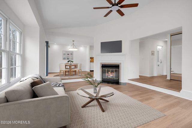 89 Oak Lane, Eatontown, NJ 07724