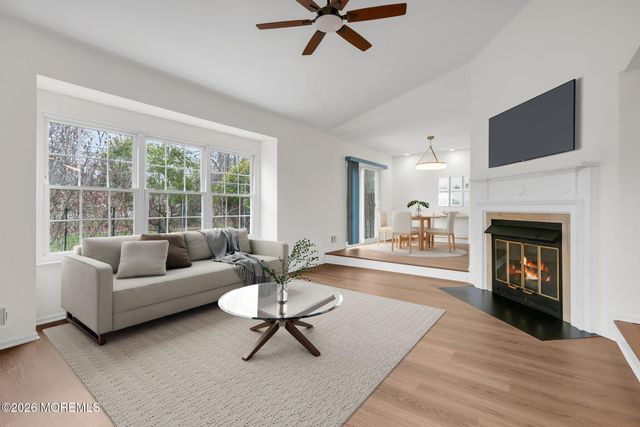 89 Oak Lane, Eatontown, NJ 07724