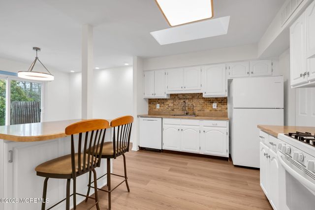 89 Oak Lane, Eatontown, NJ 07724