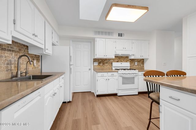 89 Oak Lane, Eatontown, NJ 07724