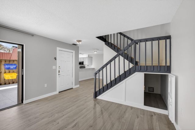 3332 N Meridian Way Way N B, Palm Beach Gardens, FL 33410