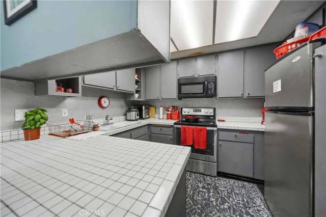 18316 Hatteras Street 26, Tarzana, CA 91356