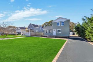 60 Rollstone Avenue, Islip, NY 11796