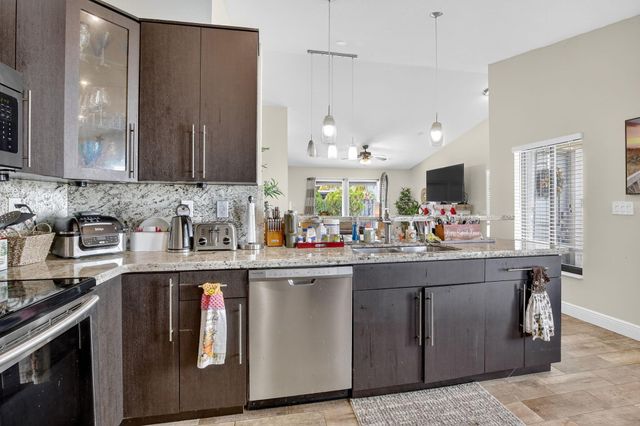 691 Willow Grove Ter, Davie, FL 33325