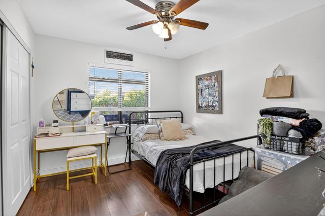 691 Willow Grove Ter, Davie, FL 33325