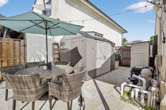 691 Willow Grove Ter, Davie, FL 33325