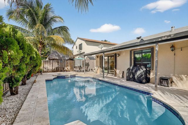 691 Willow Grove Ter, Davie, FL 33325