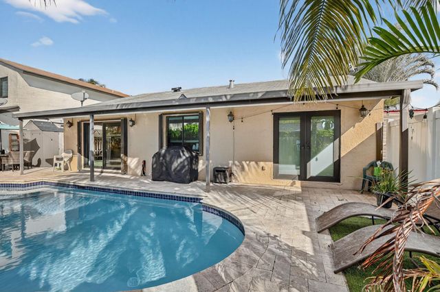 691 Willow Grove Ter, Davie, FL 33325