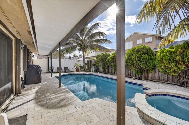 691 Willow Grove Ter, Davie, FL 33325