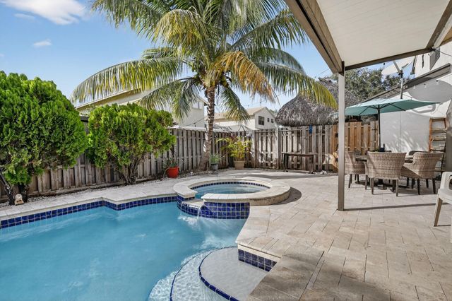 691 Willow Grove Ter, Davie, FL 33325