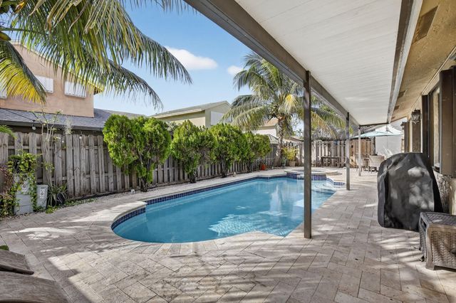 691 Willow Grove Ter, Davie, FL 33325
