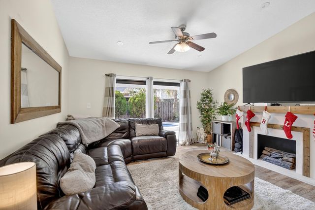 691 Willow Grove Ter, Davie, FL 33325