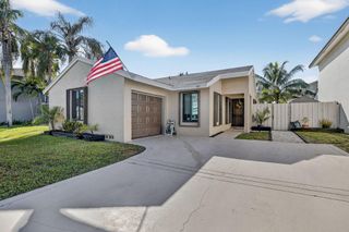 691 Willow Grove Ter, Davie, FL 33325
