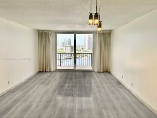 427 Golden Isles Dr 14F, Hallandale Beach, FL 33009