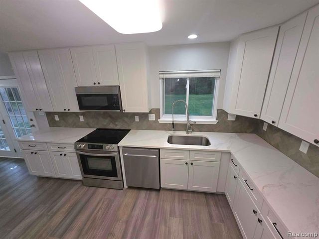 2564 Mueller Road, Lake Orion, MI 48359
