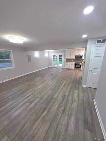 2564 Mueller Road, Lake Orion, MI 48359