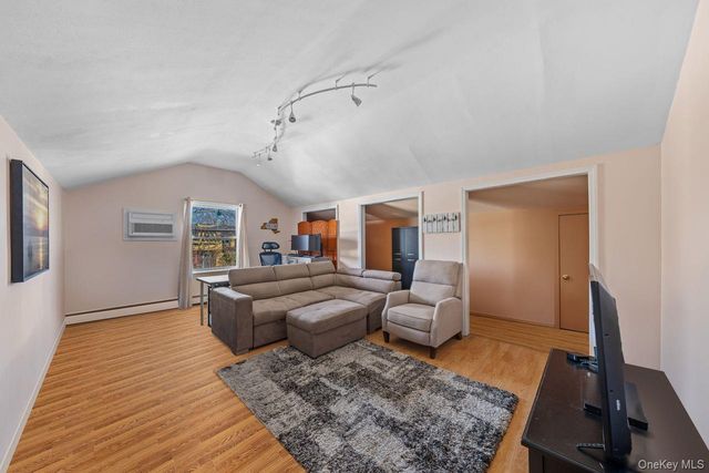 1 Lange Court, Melville, NY 11747