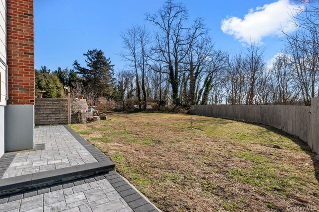 1 Lange Court, Melville, NY 11747