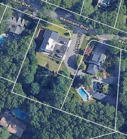 1 Lange Court, Melville, NY 11747