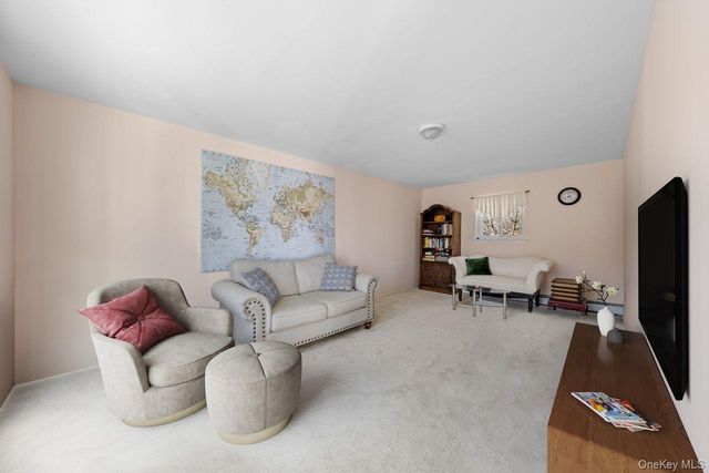 1 Lange Court, Melville, NY 11747