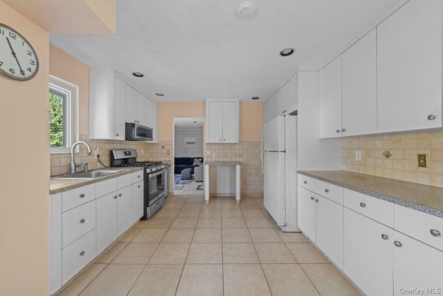 1 Lange Court, Melville, NY 11747