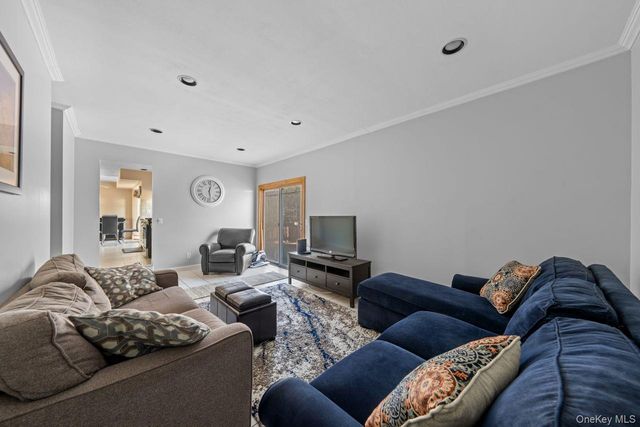 1 Lange Court, Melville, NY 11747