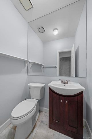 1 Lange Court, Melville, NY 11747