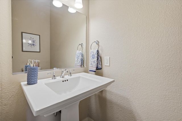 23246 Sunset Ridge Dr, Auburn, CA 95602
