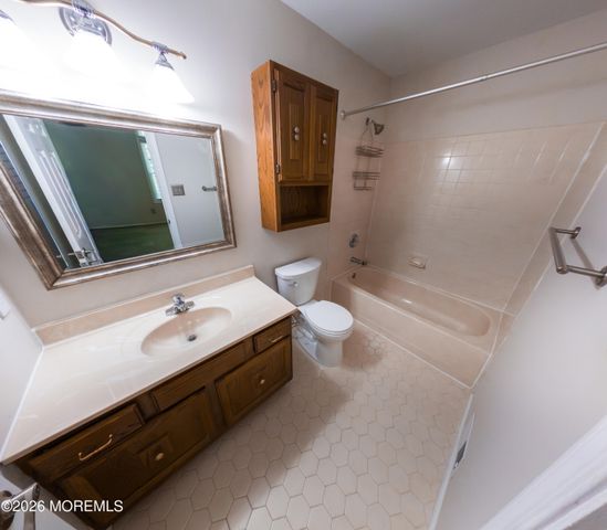 4 Vassar Place, Morganville, NJ 07751