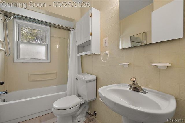 3225 N Vermont Avenue, Royal Oak, MI 48073