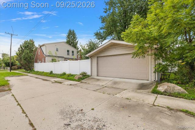 3225 N Vermont Avenue, Royal Oak, MI 48073