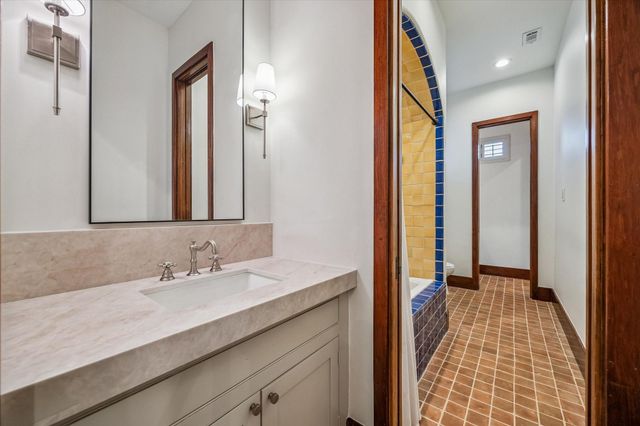 838 Ashland Street, Houston, TX 77007