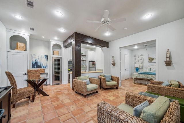 838 Ashland Street, Houston, TX 77007