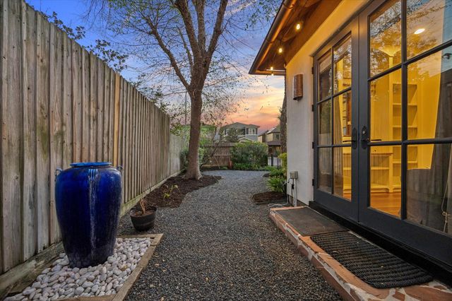 838 Ashland Street, Houston, TX 77007