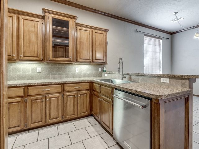609 S Castlerock Lane, Mustang, OK 73064