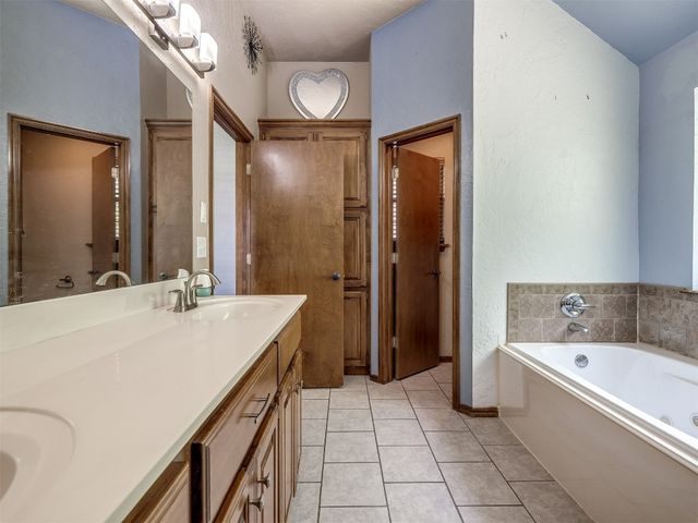 609 S Castlerock Lane, Mustang, OK 73064
