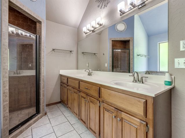 609 S Castlerock Lane, Mustang, OK 73064