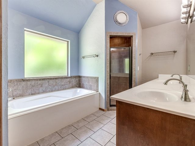 609 S Castlerock Lane, Mustang, OK 73064