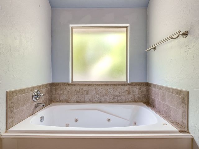 609 S Castlerock Lane, Mustang, OK 73064