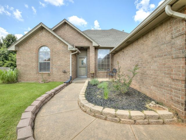 609 S Castlerock Lane, Mustang, OK 73064