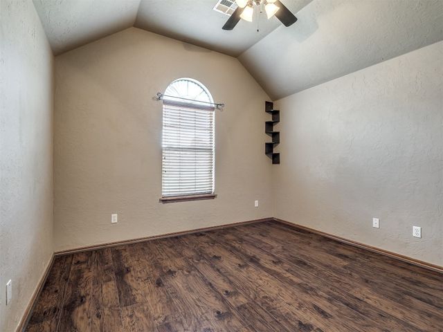 609 S Castlerock Lane, Mustang, OK 73064