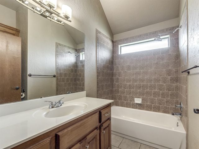 609 S Castlerock Lane, Mustang, OK 73064